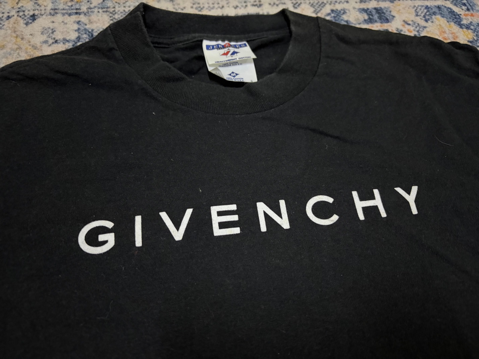 Vintage Givenchy Spellout Black T-Shirt Jerzees Made in USA Size M — gambar 2