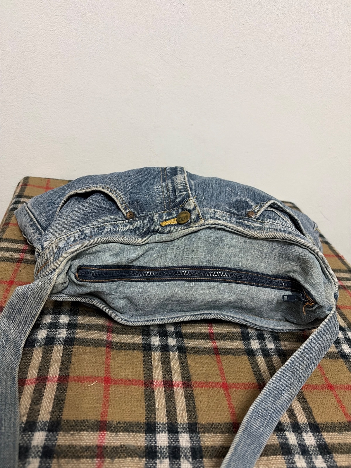 Upcycled Lee Riders Denim Jeans Shoulder Bag Vintage Handmade — gambar 4